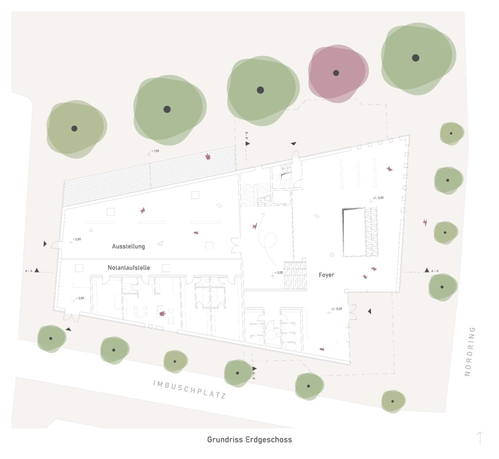 Architektonischer Grundriss eines Erdgeschosses mit Foyer, Besprechungsräumen, Ausstellungsfläche und Fluchtwegen. Der Plan ist von Bäumen gesäumt und mit Maßangaben versehen.